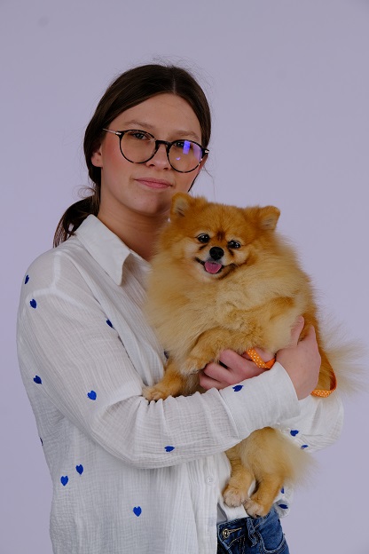 Portrait d’une étudiante de Supveto Rouen avec son chien