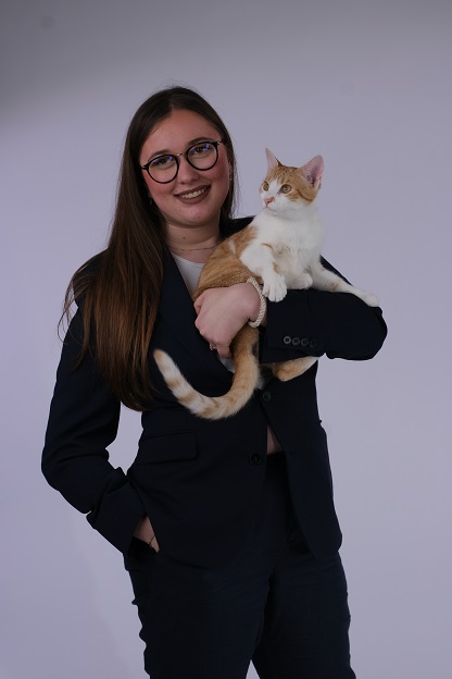 Une étudiante de Supveto Rouen tenant son chat
