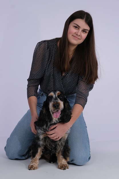 Une étudiante de Supveto Rouen avec son chien, lors du shooting de l’école